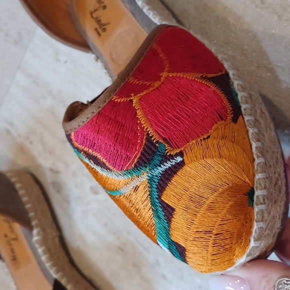 Stunning Mexico Lindo Floral Espadrilles - Picture 3 of 13